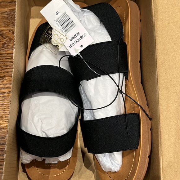 Steve Madden strappy sandal BNIB - Picture 2 of 2